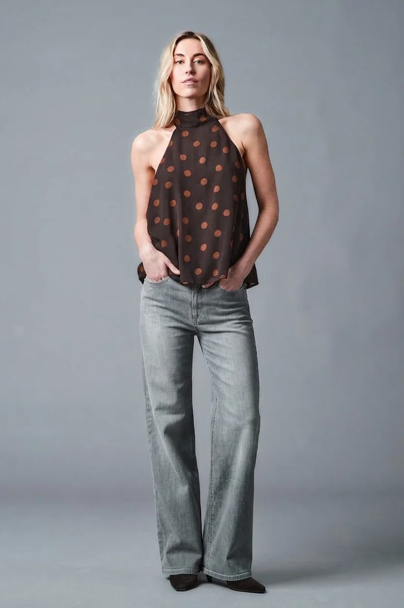 KI-Model in der grauen Wide-Leg-Jeans, Studio-Frontansicht